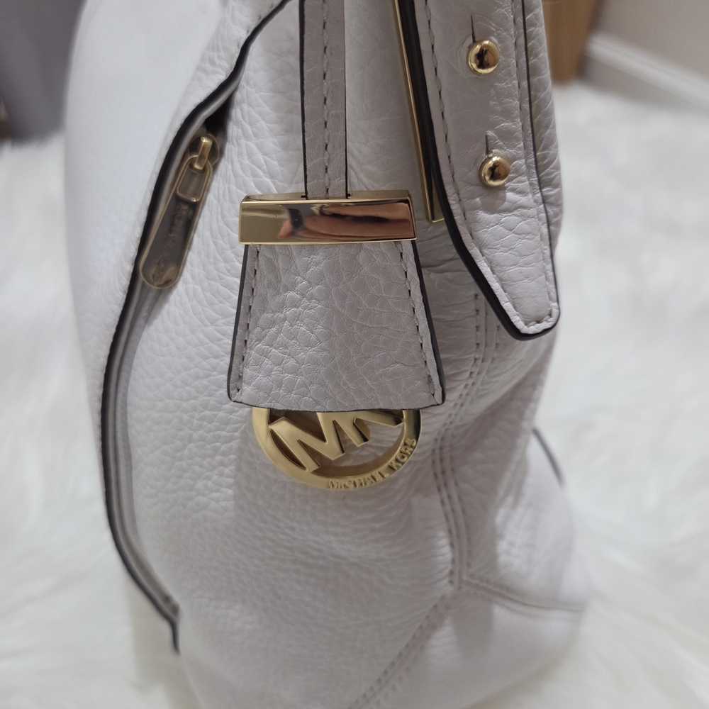 Michael Kors Elegant White Leather Shoulder Bag - Picture 3 of 10